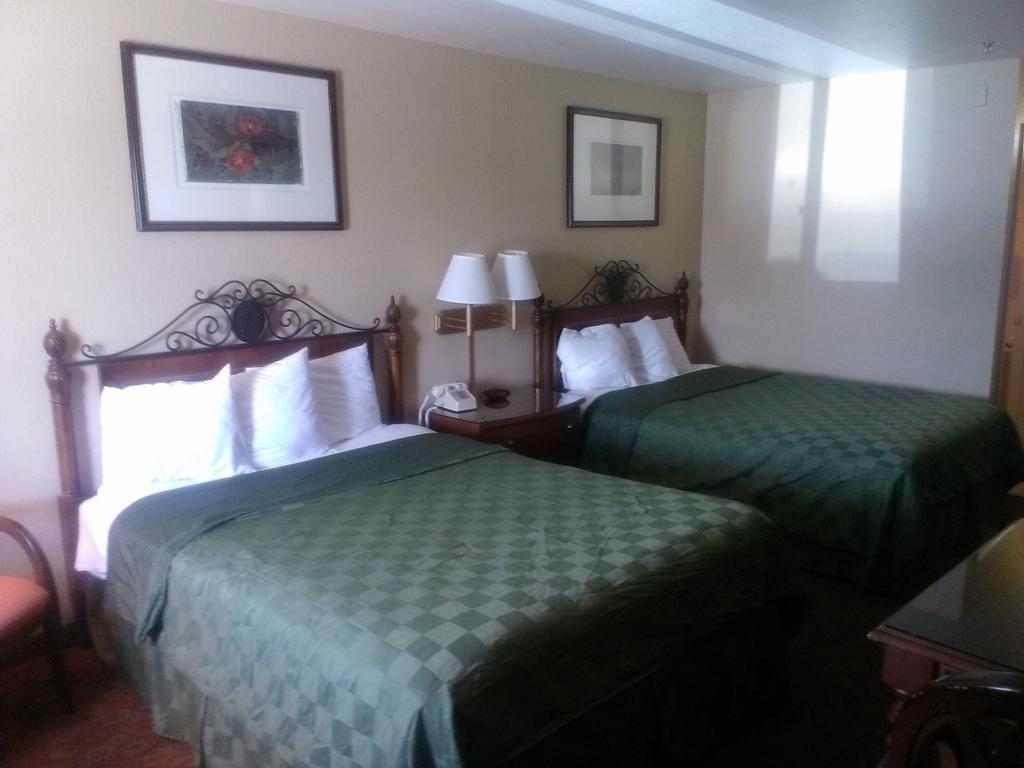 Days Inn By Wyndham Kingman East Room photo
